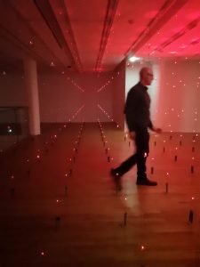 L’artiste autrichien Erwin Redl traversant son œuvre composée de milliers de Leds
