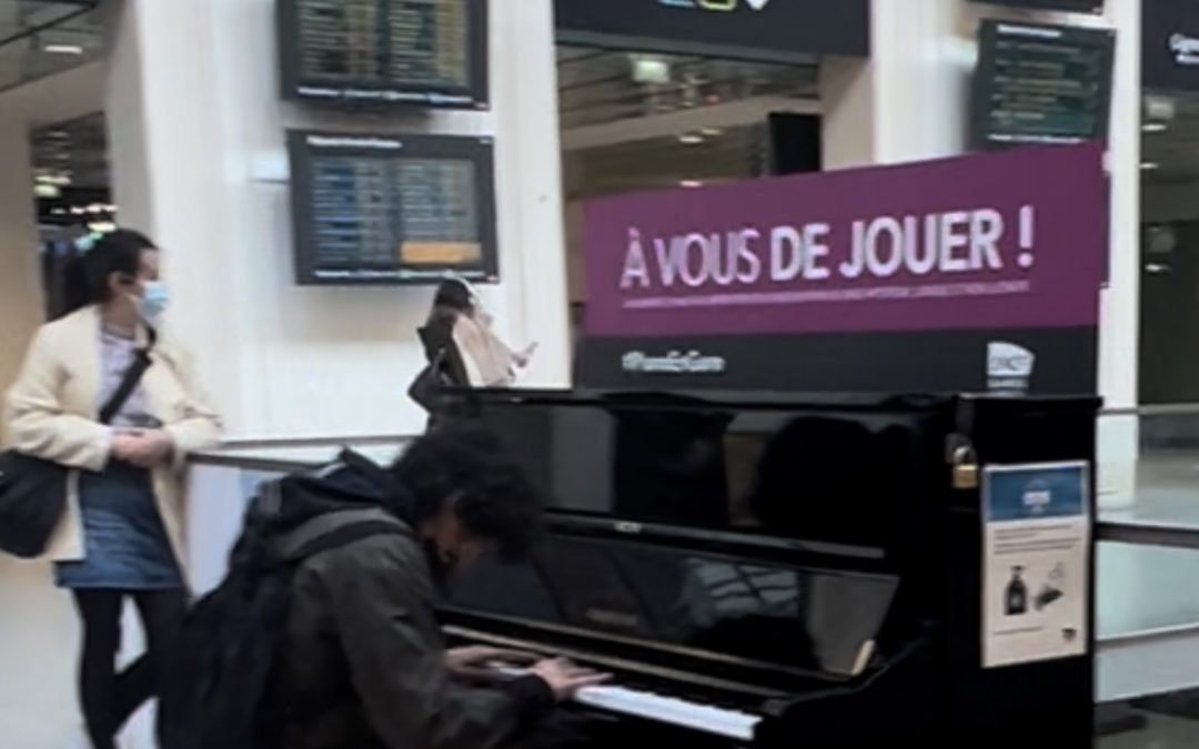Les célèbres pianos en gare ont fêté leurs 10 ans